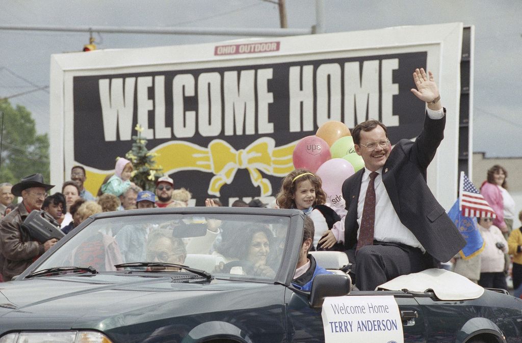 Terry Anderson melambaikan tangan saat diarak dalam parade di Lorain, Ohio, AS, 22 Juni 1992. 