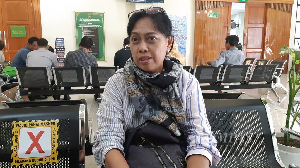 Indriatmi, kakak sepupu Angela Hindriati Wahyuningsih, menghadiri sidang tuntutan terhadap M Ecky Listiantho, di Pengadilan Negeri Cikarang, Kabupaten Bekasi, Jawa Barat, Senin (7/8/2023).