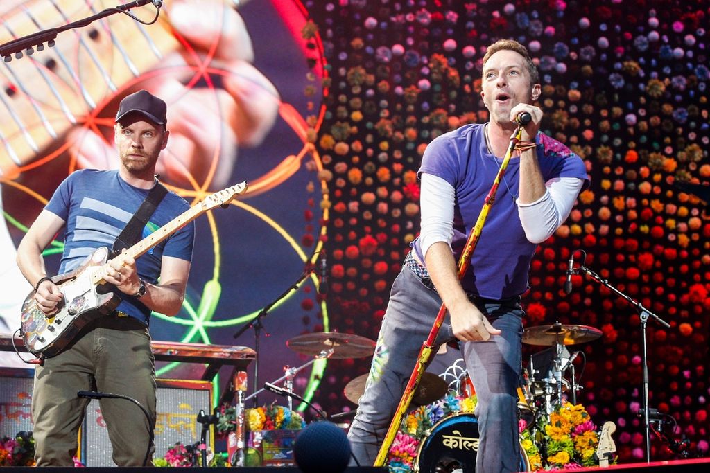 Konser Coldplay di Stade de France Arena di Saint Denis, pinggiran kota Paris, Perancis, 15 Juli 2017. 