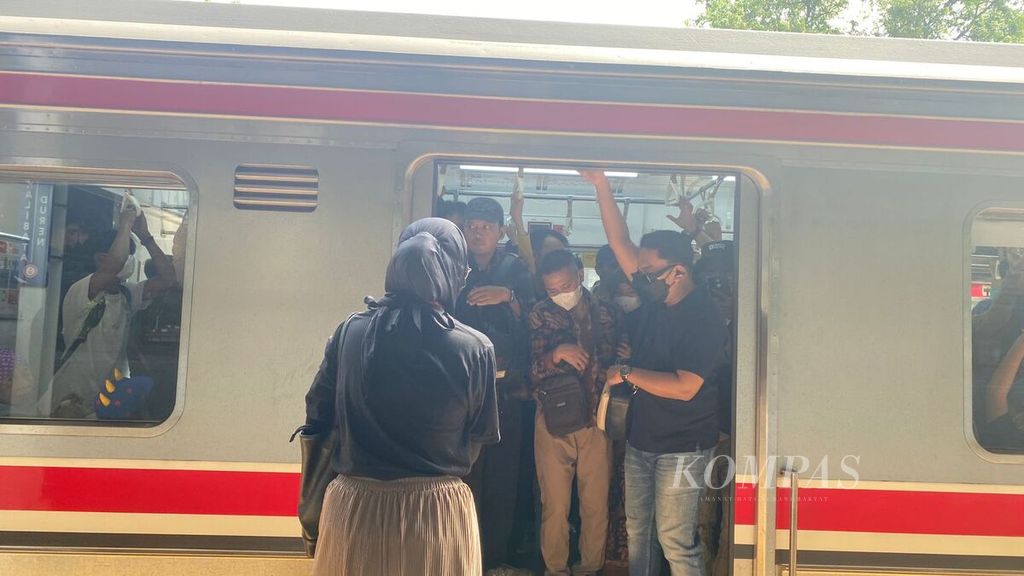 Kondisi KRL Jabodetabek dari Stasiun Manggarai menuju Stasion Bogor, Senin (22/7/2024).