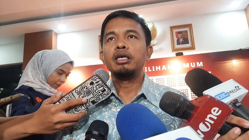 Anggota KPU, Idham Holik, saat diwawancarai wartawan di Kantor KPU, Jakarta, Selasa (2/5/2023).