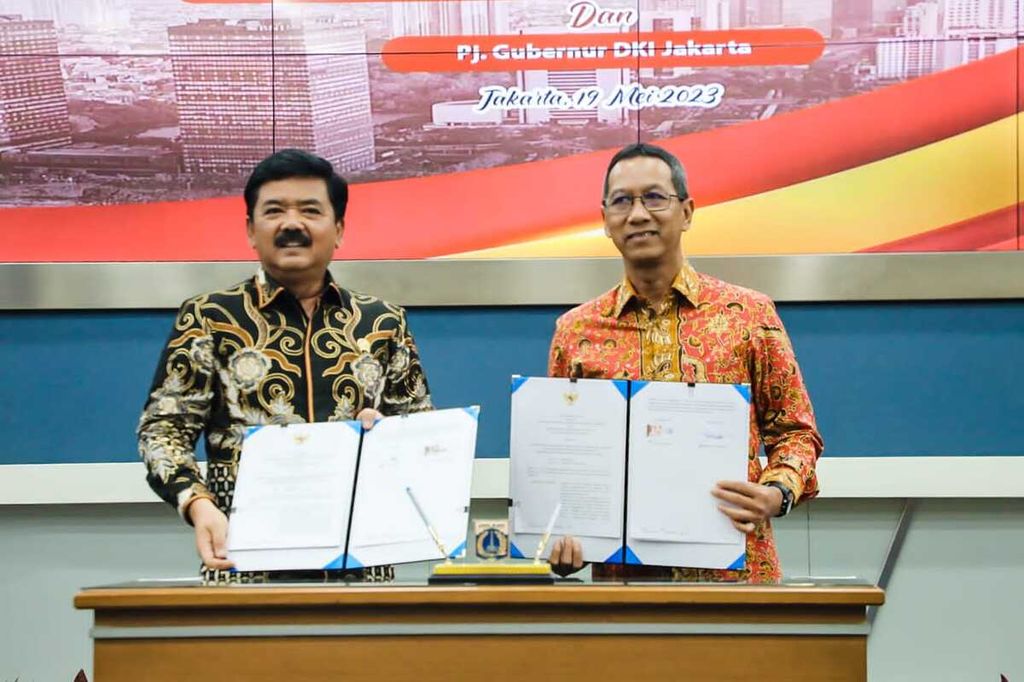 Penjabat (Pj) Gubernur DKI Jakarta Heru Budi Hartono dengan Menteri ATR/Kepala BPN Hadi Tjahjanto melakukan penandatanganan nota kesepakatan di Balai Kota DKI Jakarta, Jumat (19/5/2023). 