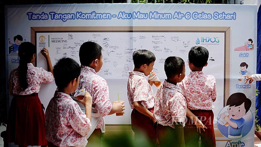 Para siswa menandatangani papan komitmen Ayo Minum Air di SD Negeri Rawamangun 12 Pagi, Jakarta, Maret 2017.
