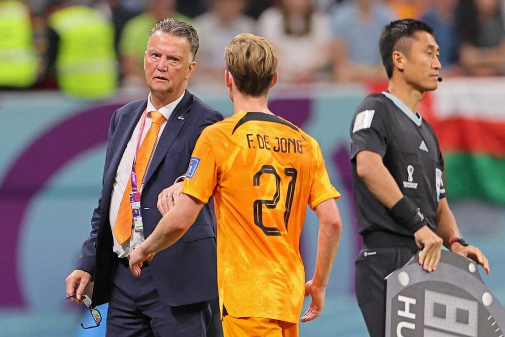 Pelatih Belanda Louis van Gaal berbicara dengan gelandang Frenkie de Jong dalam pertandingan Grup A Piala Dunia 2022 antara Belanda dan Qatar di Stadion Al Bayt, Al Khor, Selasa (29/11/2022). Belanda mengalahkan Qatar, 2-0, dan lolos ke babak 16 besar.