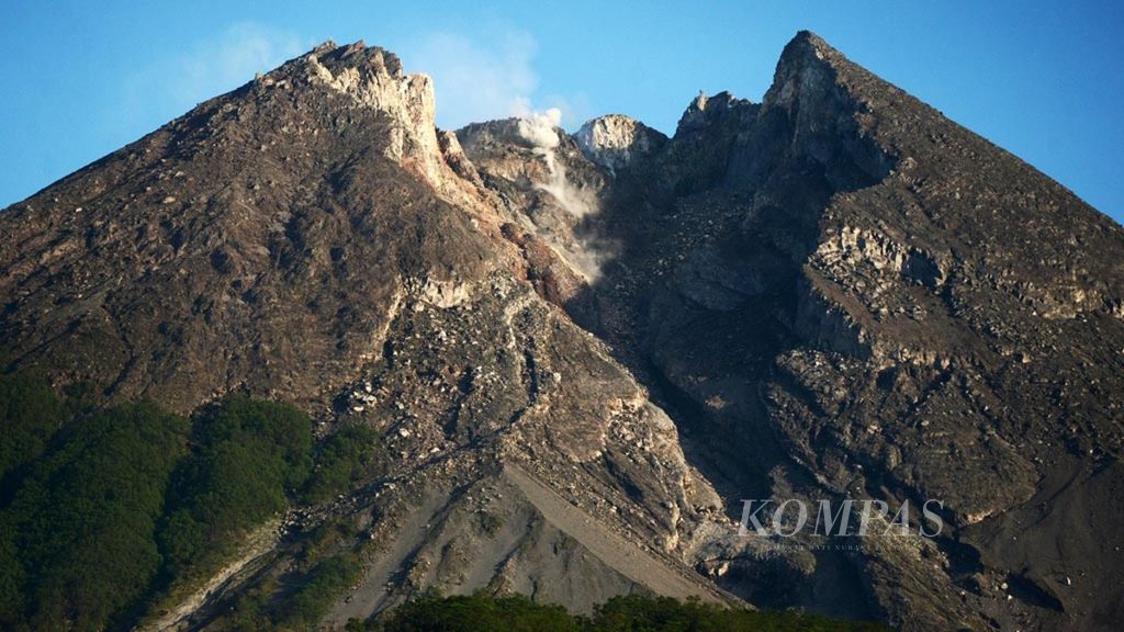 Kondisi kawah Gunung Merapi yang terlihat dari Desa Glagaharjo, Kabupaten Sleman, DIY, pada 18 Desember 2018.