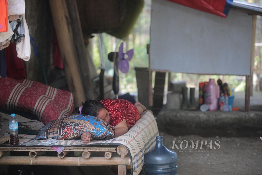Warga Desa Taman Jaya, Sumur, Pandeglang, Banten, tidur di luar rumah, Sabtu (15/1/2022), setelah diguncang gempa berkekuatan magnitudo 6,7 sehari sebelumnya. Mereka belum berani masuk ke rumah karena gempa susulan masih sering terjadi.