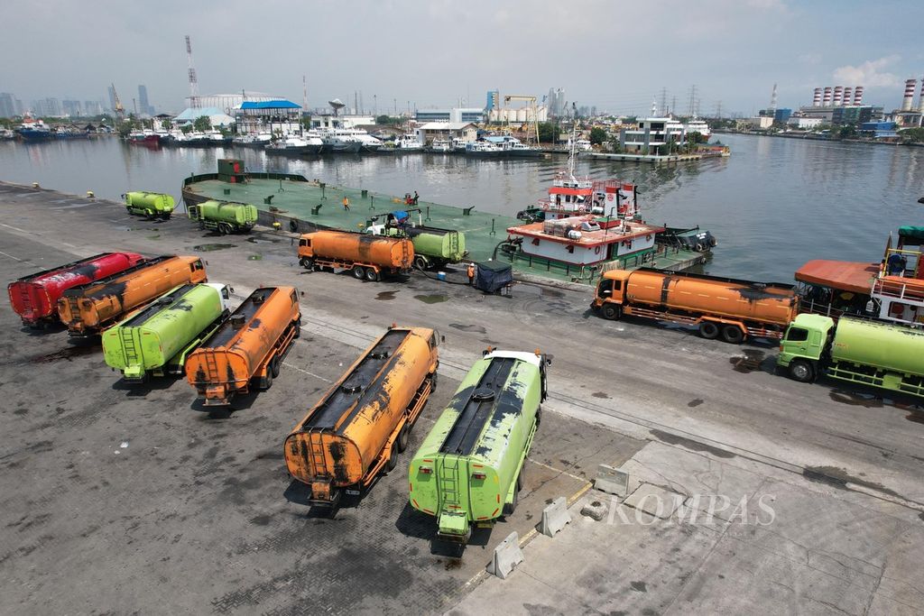 Truk tangki mengantre untuk mengangkut minyak sawit mentah (CPO) yang baru tiba dari Sampit, Kalimantan Tengah, di Pelabuhan Tanjung Priok, Jakarta Utara, Kamis (4/8/2022).