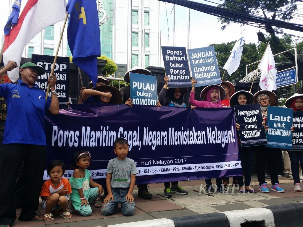 Aliansi nelayan tradisional, organisasi masyarakat sipil, dan organisasi perempuan menggelar aksi damai dalam peringatan Hari Nelayan, Kamis (6/4/2017), di Jakarta.
