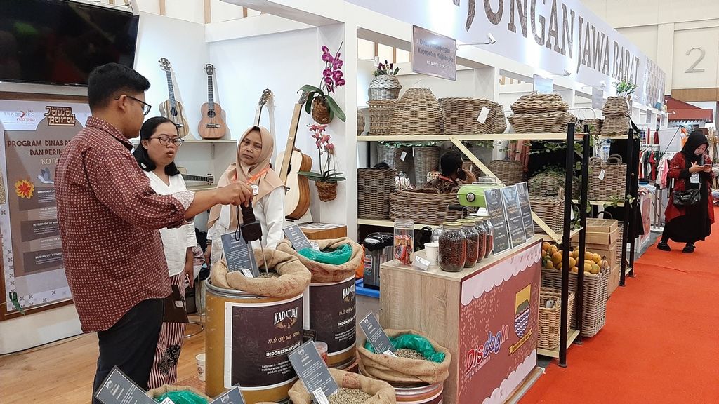 Suasana pameran usaha mikro, kecil, dan menengah (UMKM) dalam Trade Expo Indonesia ke-34 yang digelar di ICE BSD, Tangerang, Banten, Jumat (18/10/2019).