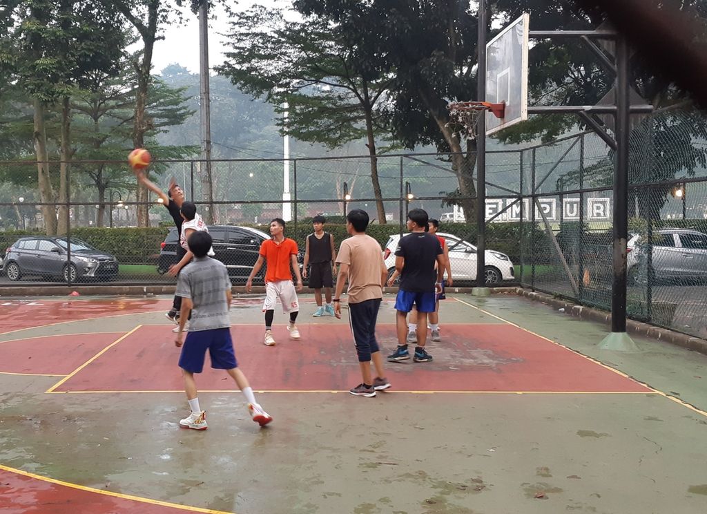 Anak-anak muda yang kembali bisa bermain di lapangan basket di Taman Sempur, Kota Bogor, secara gratis, Kamis (17/3/2022). 