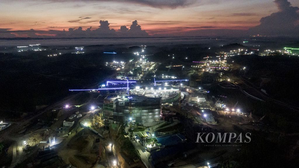 Cahaya matahari mulai tampak di kawasan pembangunan Ibu Kota Nusantara, Kalimantan Timur, Senin (1/1/2024).
