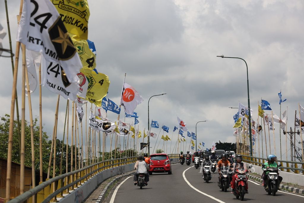 Bendera sejumlah partai politik dipasang di sepanjang tepi jembatan layang Lempuyangan, Yogyakarta, Kamis (7/12/2023). KPU melarang partai politik serta kelompok masyarakat memasang alat peraga kampanye di sejumlah fasilitas publik, termasuk jembatan.
