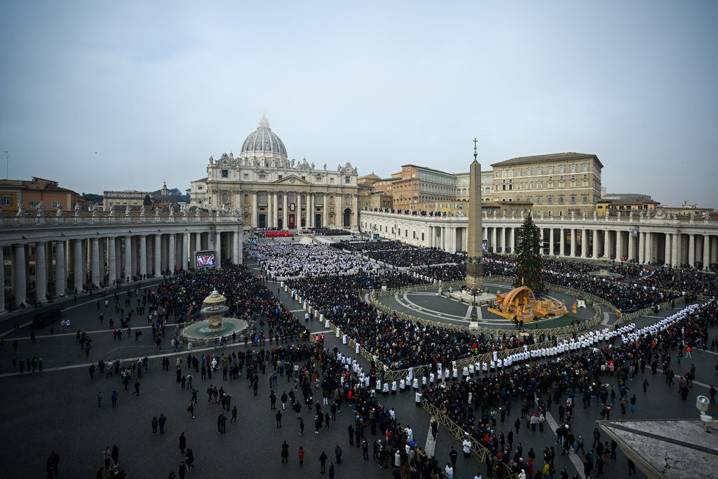 Pemandangan di Lapangan St Peter saat prosesi pemakaman Paus Benediktus XVI, Kamis (5/1/2023). 