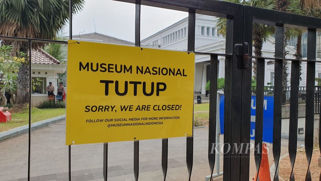 Papan penanda Museum Nasional ditutup sementara dipasang di gerbang museum pascakebakaran, Selasa (19/9/2023). 
