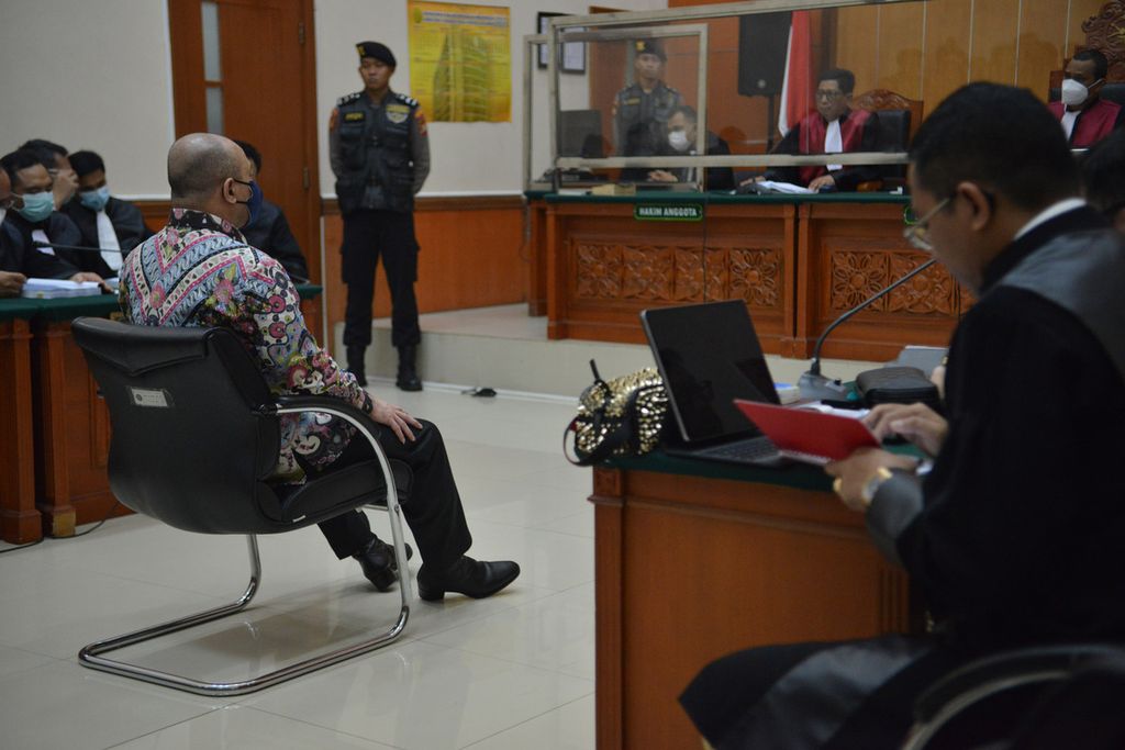 Terdakwa bekas Kepala Polda Sumatera Barat Inspektur Jenderal Teddy Minahasa mengikuti jalannya persidangan di Pengadilan Negeri Jakarta Barat, Kamis (30/3/2023). Terdakwa kasus peredaran narkoba Teddy Minahasa dituntut hukuman mati oleh jaksa penuntut umum. Jaksa meyakini Teddy bersalah dengan melanggar Pasal 114 Ayat 2 Undang-Undang Nomor 35 Tahun 2009 tentang Narkotika <i>juncto</i> Pasal 55 Ayat 1 KUHP. 