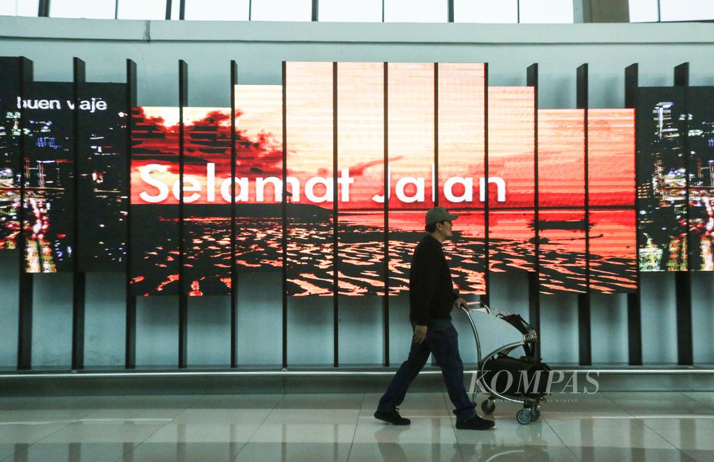 Penumpang melintas di Terminal 3 Bandara Internasional Soekarno-Hatta, Tangerang, Banten, Kamis (30/11/2023). Industri penerbangan bersiap menyambut peningkatan penumpang jelang libur Natal dan Tahun Baru 2024. 