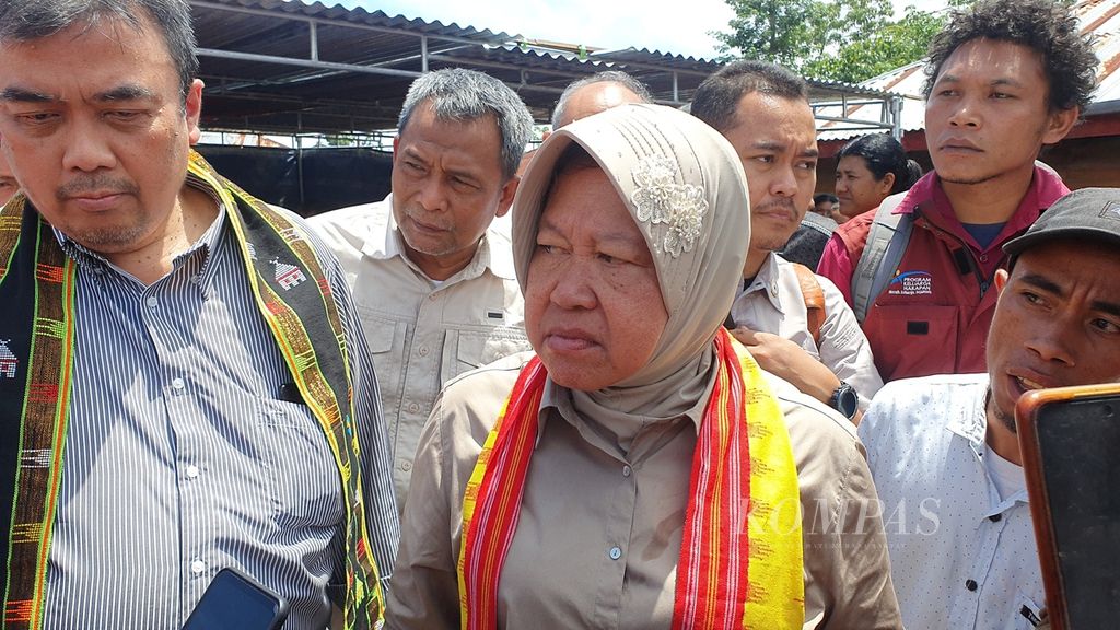 Menteri Sosial Tri Rismaharini saat diwawancarai wartawan seusai memberikan bantuan sosial kepada Warga Desa Golo Wune, Kabupaten Manggarai Timur, Nusa Tenggara Timur, Minggu (25/2/2024).