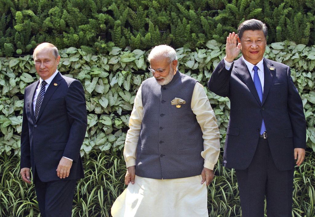 Foto dokumentasi ini memperlihatkan (dari kiri ke kanan) Presiden Rusia Vladimir Putin, Perdana Menteri India Narendra Modi, dan Presiden China Xi Jinping saat menghadiri KTT BRICS di Goa, India, 16 Oktober 2016. 