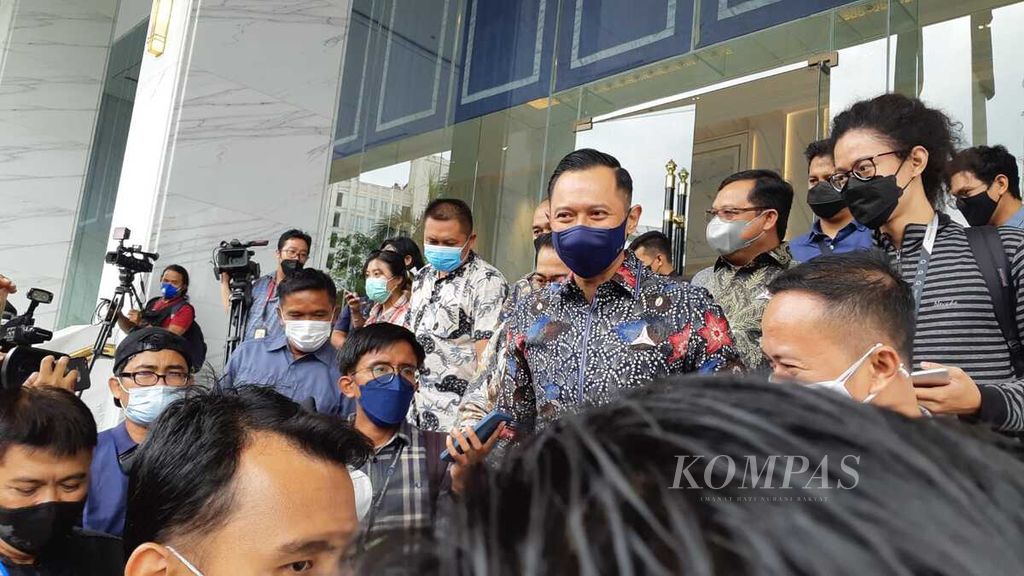 Ketua Umum Partai Demokrat Agus Harimurti Yudhoyono memberikan keterangan pers seusai bertemu dengan Ketua Umum Partai Nasdem Surya Paloh di Nasdem Tower, Jakarta, Selasa (29/3/2022). 