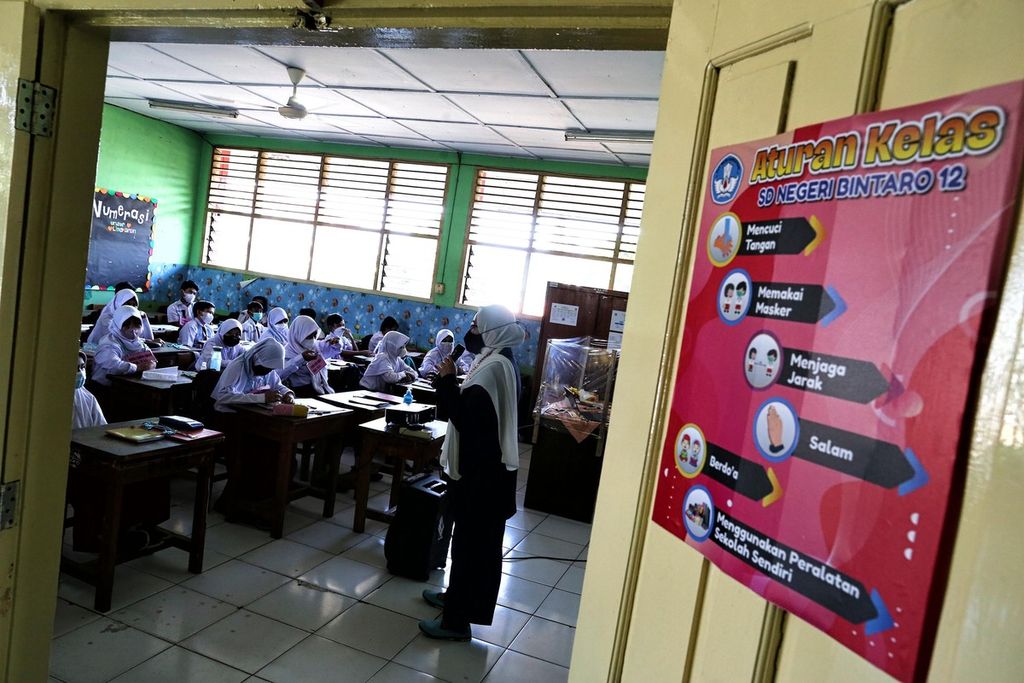 Suasana pembelajaran tatap muka (PTM) di SDN 12 Bintaro, Jakarta Selatan, Senin (3/1/2022). Mulai Senin ini, seluruh sekolah di DKI Jakarta menggelar pembelajaran tatap muka terbatas setiap hari dan diikuti semua siswa. PTM dilaksanakan dengan protokol kesehatan yang ketat. 