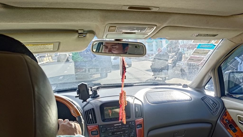 Taksi mengantar Tim <i>Kompas</i> dari Bandara Phnom Penh, Kamboja, ke Sihanoukville, Kamboja, awal Desember 2023.