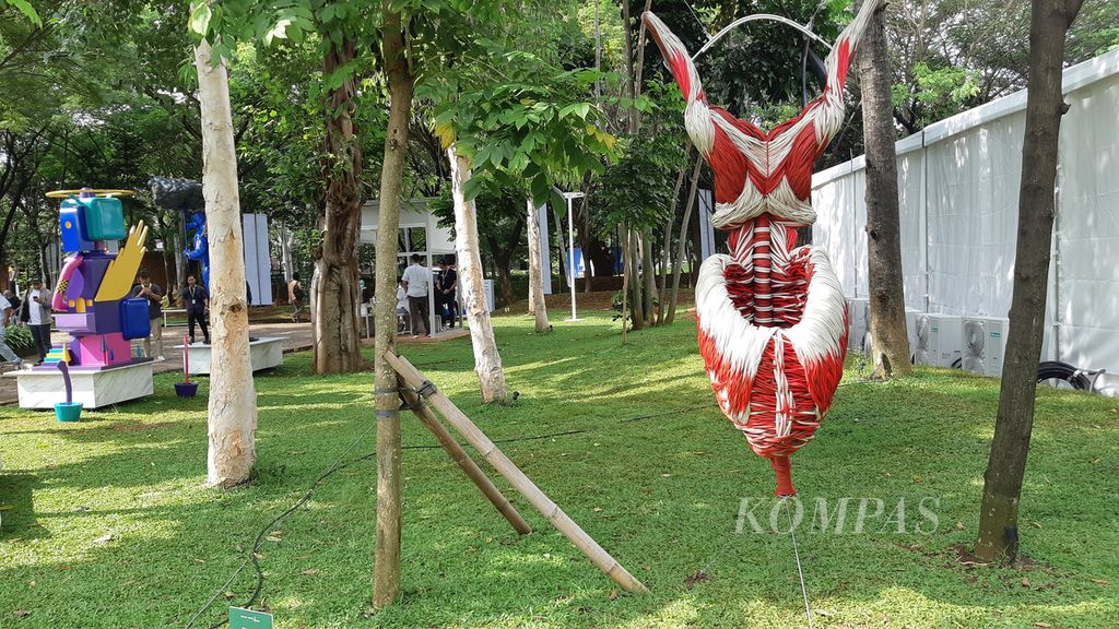 Patung karkas sapi karya Joko Avianto yang diberi judul ”Poems of Mamals” ditampilkan di pameran Art Jakarta Gardens di Hutan Kota by Plataran, Gelora Bung Karno, Jakarta. Pameran berlangsung 22-28 April 2024.