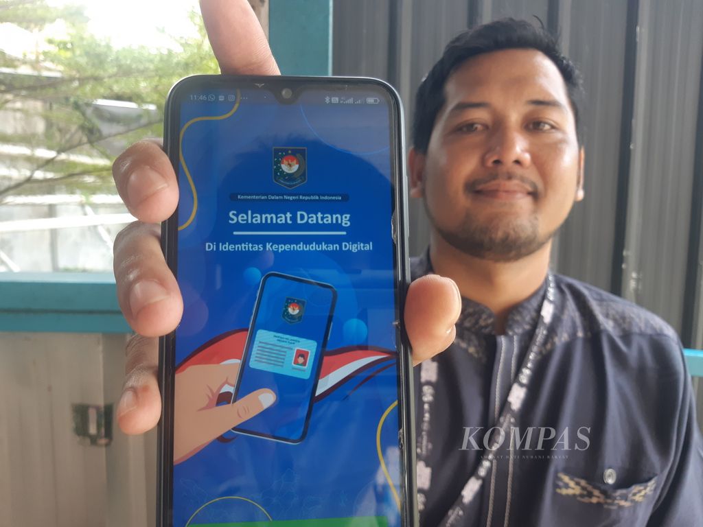 Warga menunjukkan aplikasi kartu tanda penduduk atau KTP digital di Kantor Balai Kota Cirebon, Selasa (10/1/2023). Pemerintah Kota Cirebon mulai menerapkan KTP digital secara bertahap dari ASN hingga masyarakat umum.