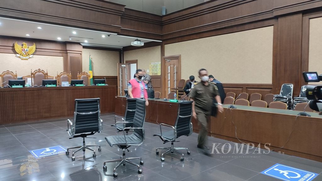 Terdakwa kasus korupsi pengelolaan dana investasi PT Asabri (Persero), Benny Tjokrosaputro, meninggalkan ruang sidang di Pengadilan Tindak Pidana Korupsi Jakarta, Rabu (19/10/2022).