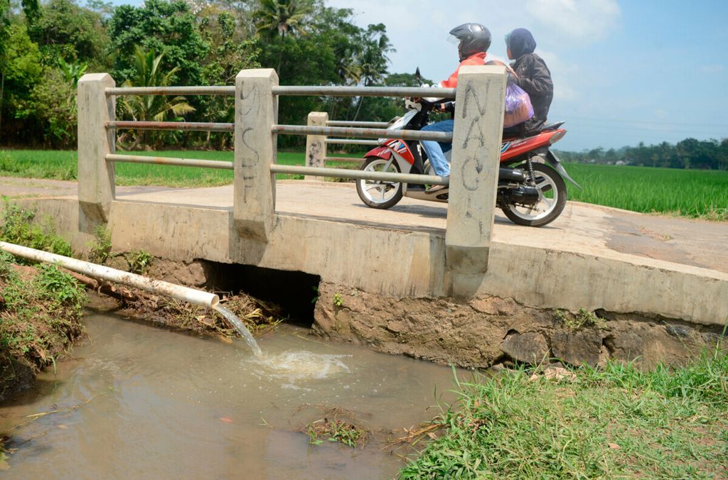 Air irigasi yang sebagian ditampung dalam saluran untuk dialirkan ke lahan sawah di Desa Krincing, Kecamatan Secang, Kabupaten Magelang, Jawa Tengah, Senin (7/9/2020).