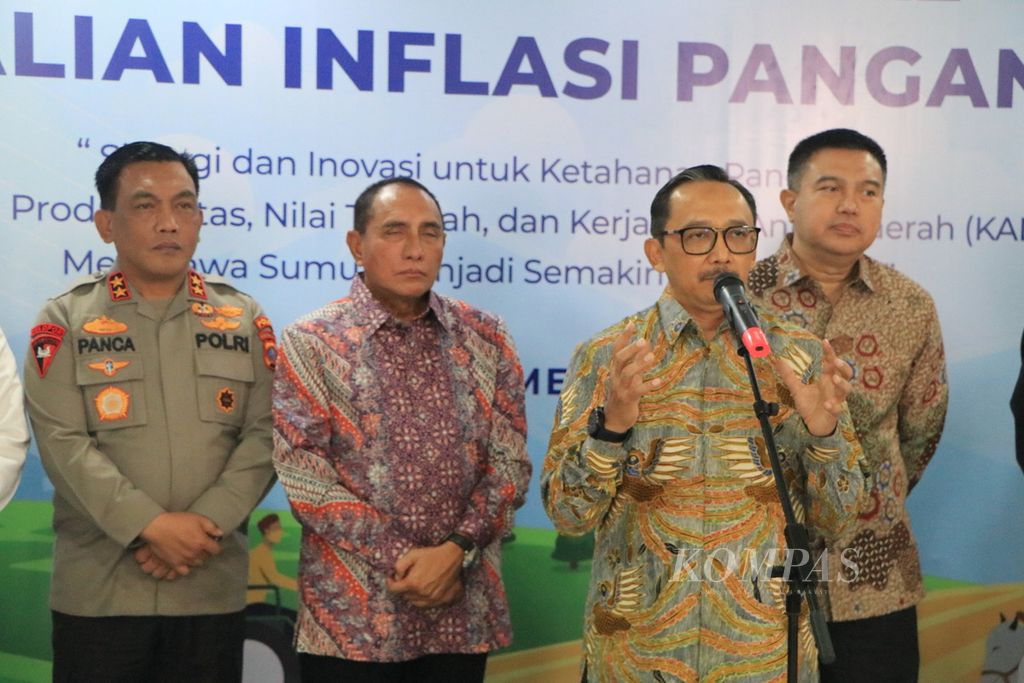 Deputi Gubernur Bank Indonesia Juda Agung (kedua dari kanan) didampingi Gubernur Sumatera Utara Edy Rahmayadi (kiri) memberikan keterangan tentang Gerakan Nasional Pengendalian Inflasi Pangan (GNPIP) di Sumatera Utara, Medan, Rabu (31/5/2023).