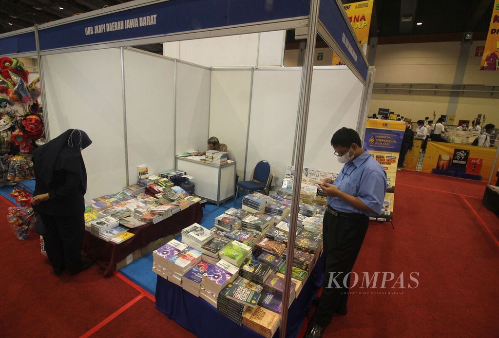 Pengunjung singgah di stan Ikatan Penerbit Indonesia (Ikapi) Jawa Barat, dalam Indonesia International Book Fair (IIBF) 2022 di Jakarta Convention Center, DKI Jakarta, Kamis (10/11/2022).