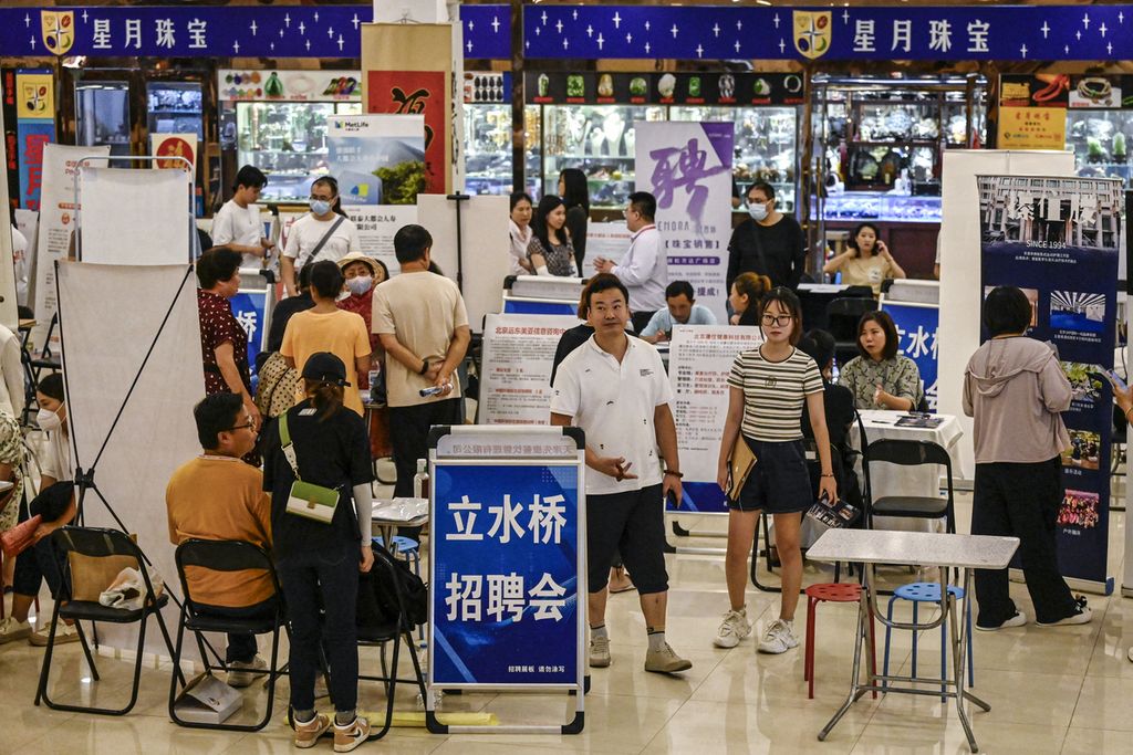 Foto pada 19 Agustus 2023 menunjukkan orang-orang menghadiri bursa lowongan kerja di Beijing, China. Jutaan lulusan universitas China mulai memasuki dunia kerja saat angka pengangguran di kalangan muda meningkat. 