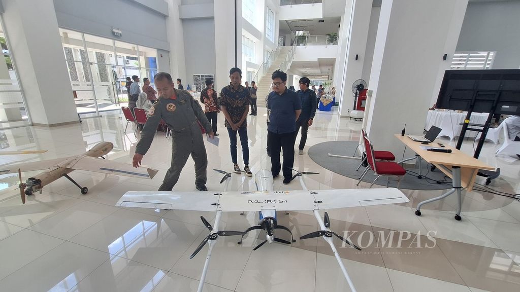 Pengunjung melihat pesawat nirawak atau <i>drone</i> buatan tim peneliti Fakultas Teknik Universitas Gadjah Mada (UGM) saat diluncurkan di Yogyakarta, Selasa (3/9/2024). Pesawat tersebut dapat dimanfaatkan untuk sejumlah keperluan, baik sipil maupun militer.