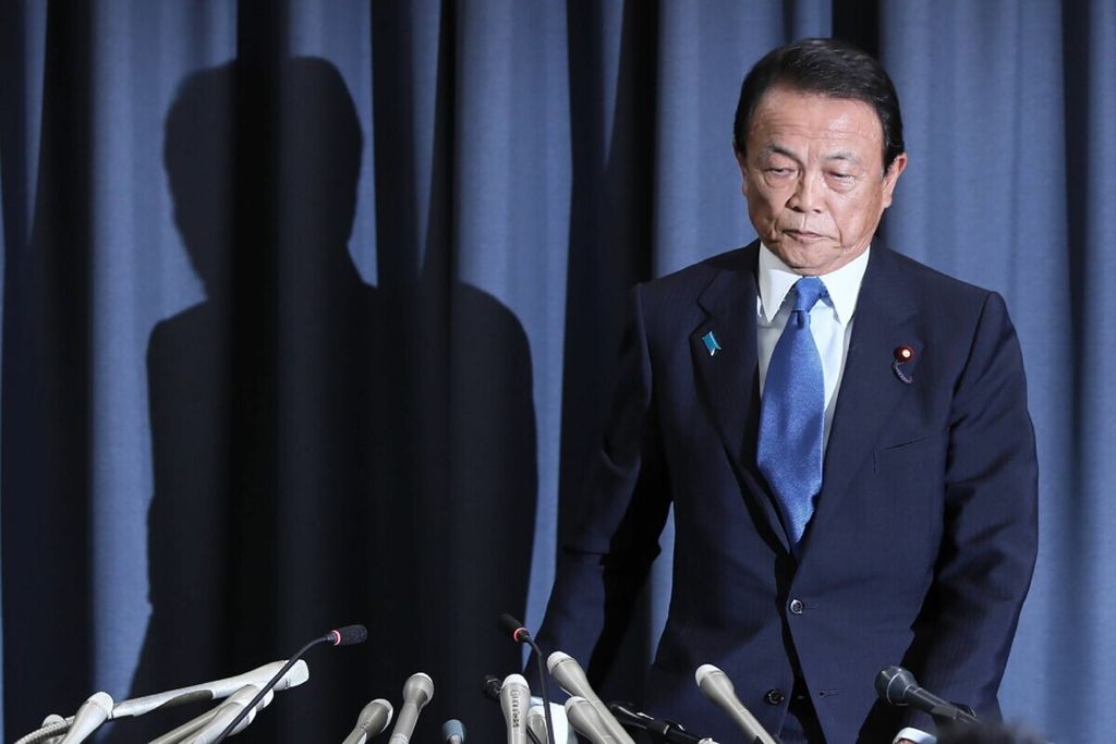 Menteri Keuangan Jepang (2012-2021) Taro Aso berbicara kepada wartawan pada 4 Juni 2018. Perdana Menteri Fumio Kishida yang dilantik pada Oktober 2021 masih harus sowan kepada Aso yang merupakan sesepuh di Partai Demokratik Liberal dan memiliki faksi lebih besar daripada faksi Kishida.    