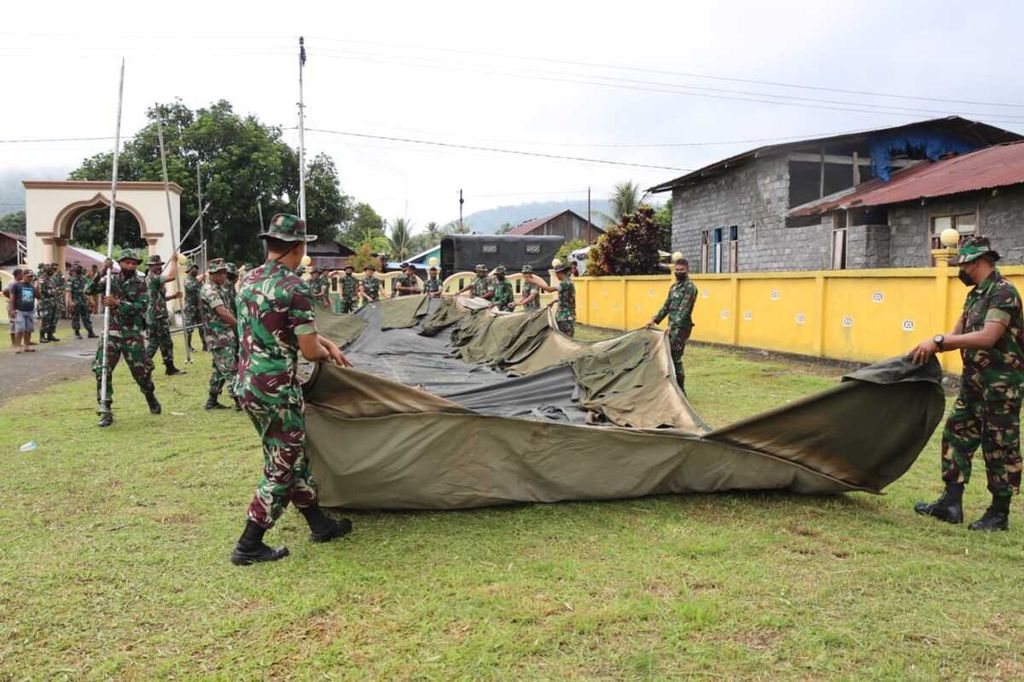 Prajurit TNI AD dari Kodim 1508 Tobelo mendirikan tenda darurat bagi warga di Desa Ngidiho, Kecamatan Galela Barat, Kabupaten Halmahera Utara, Maluku Utara, Selasa (19/4/2022). Desa itu dilanda gempa selama dua hari berturut-turut.