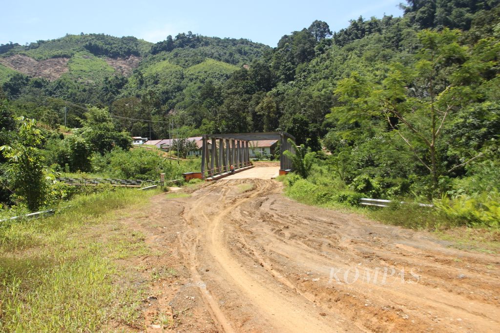 Jembatan di jalan paralel di Desa Suruh Tembawang, Kecamatan Entikong, Kabupaten Sanggau, Kalimantan Barat, perbatasan Indonesia-Malaysia, mempermudah akses masyarakat melintasi sungai, Jumat (15/7/2022).