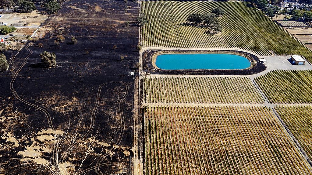 Kerusakan  akibat kebakaran yang melanda Negara Bagian California, Amerika Serikat, seperti terlihat pada area dekat sebuah kebun anggur di Santa Rosa, California, AS, Sabtu (14/10). 