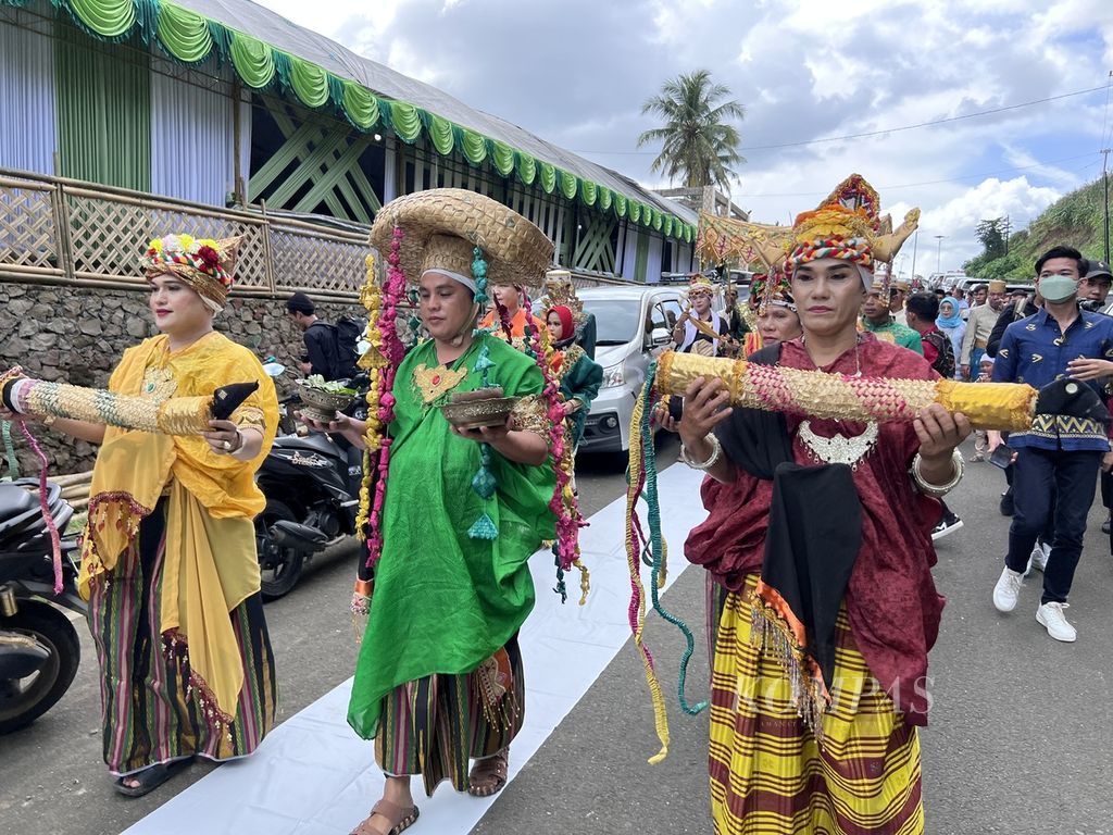 Komunitas bissu melakukan penyambutan adat bagi calon mempelai laki-laki pada sebuah acara pernikahan adat di Soppeng, Sulawesi Selatan, Minggu (17/7/2022).