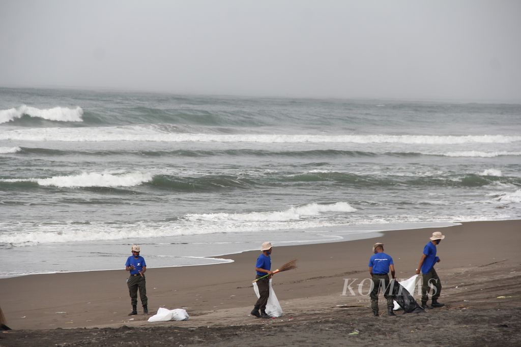 Sejumlah warga mengumpulkan sampah di Pantai Parangkusumo, Kabupaten Bantul, Daerah Istimewa Yogyakarta, Jumat (28/1/2022). Kegiatan bersih-bersih pantai itu merupakan bagian dari peluncuran Bulan Cinta Laut yang diselenggarakan Kementerian Kelautan dan Perikanan.