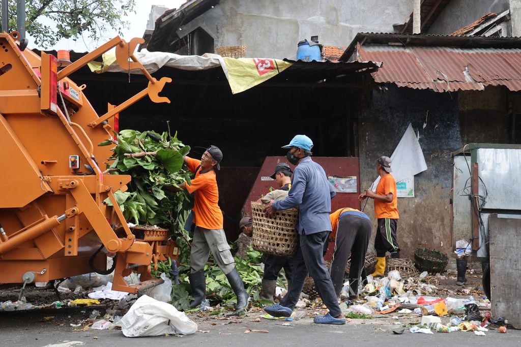 Petugas dari Dinas Lingkungan Hidup Kota Yogyakarta mengelola sampah di tempat pembuangan sampah sementara di kawasan Lempuyangan, Yogyakarta, Minggu (23/4/2023). 