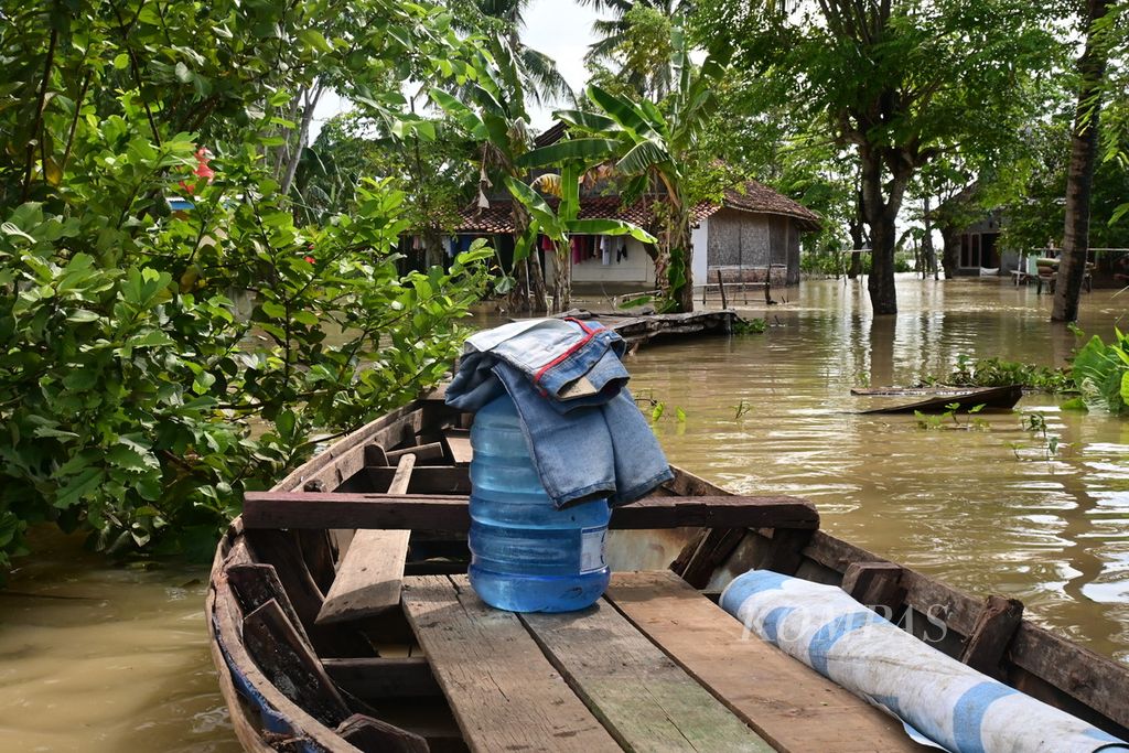 Perahu bermuatan air galon bersandar di area banjir Desa Pantai Harapan Jaya, Muara Gembong, Bekasi, Jumat (3/3/2023). Ketinggian banjir lebih dari 30 cm.
