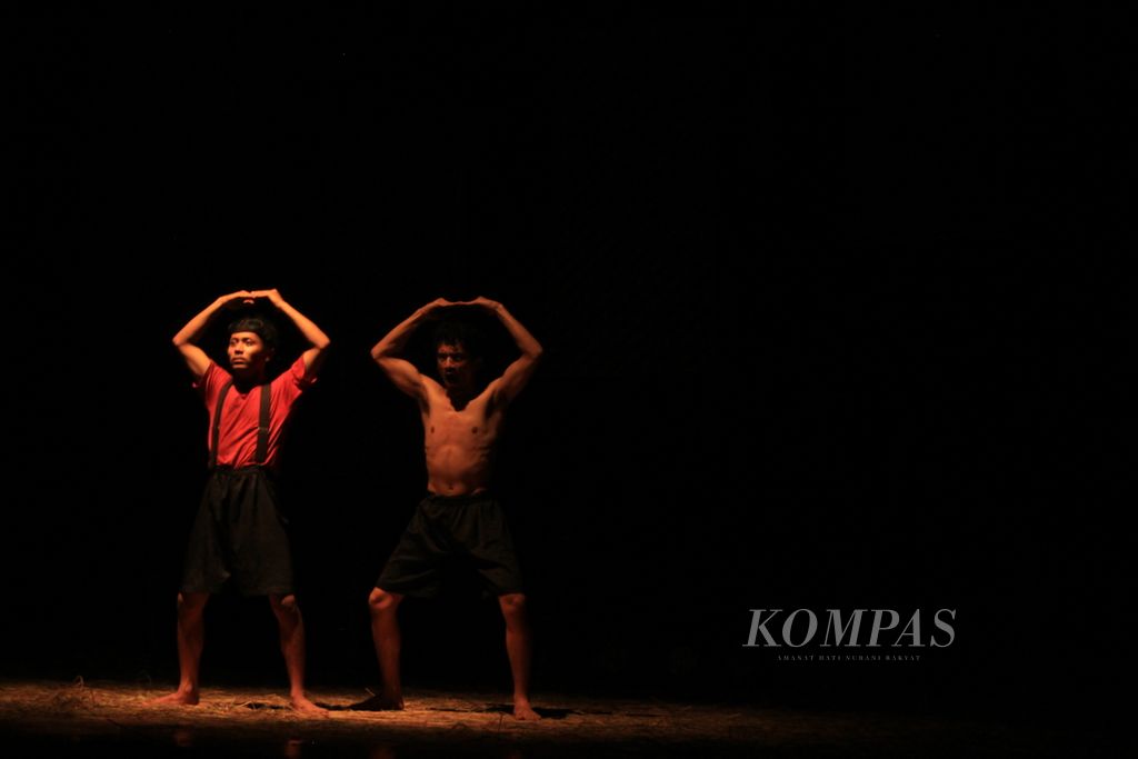 Para aktor kelompok teater Celah Celah Langit menampilkan adegan dalam lakon <i>Bedol Desa : Ode Tanah II</i> di Kota Bandung, Jawa Barat, Rabu (5/10/2022). Pertunjukan ini menyuarakan nasib petani yang terpinggirkan di negeri agraris. 