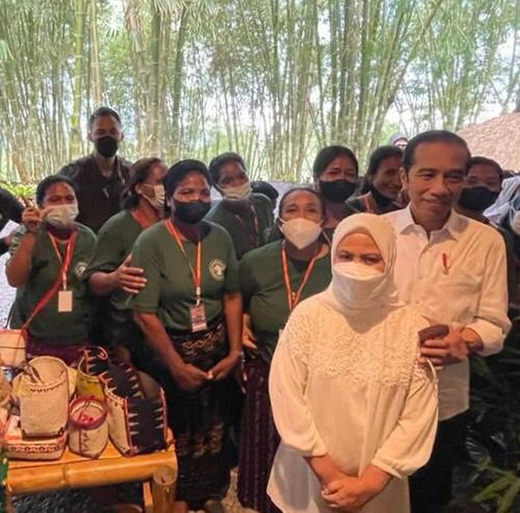 Presiden Jokowi dan Ibu Negara foto bersama perwakilan mama-mama dari Kampus Bambu Turetogo, Ngada, Rabu (1/6/2022). Sebanyak 388 mama dari Ngada dan Nagekeo terlibat dalam kegiatan penyemaian dan budidaya bambu ini.