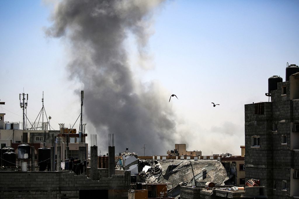 Smoke rises due to an Israeli military attack on Rafah, south of the Gaza Strip, Thursday (9/5/2024).