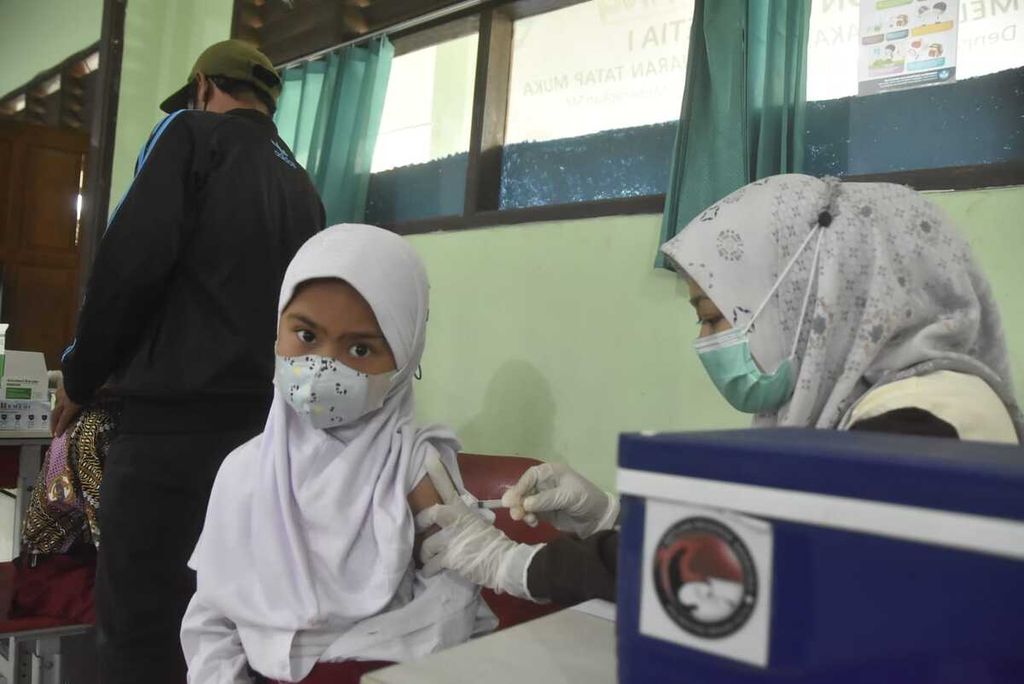 Seorang pelajar SDN Jakasetia 1, Bekasi Selatan, Kota Bekasi, saat mengikuti vaksinasi Covid-19 di sekolahnya, di Kota Bekasi, Rabu (15/12/2021).