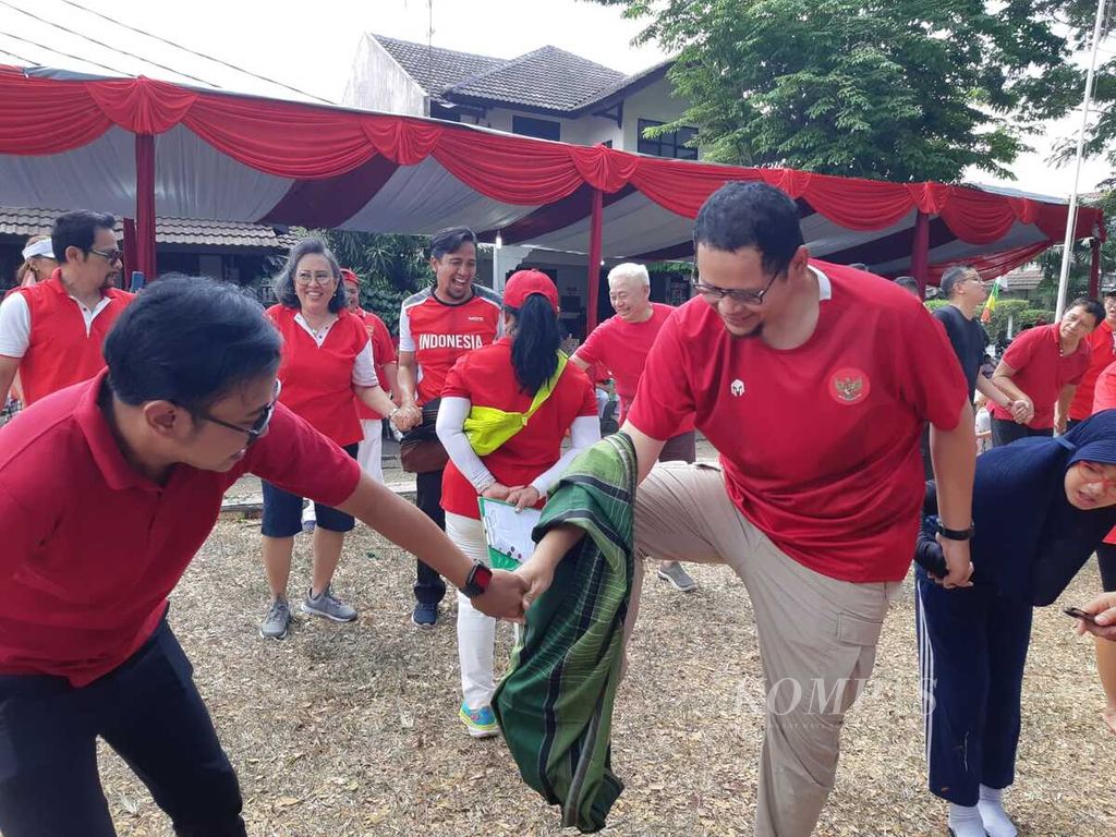 Suasana lomba memindahkan sarung secara estafet di RW 008 Perumahan Bumi Pesanggrahan Mas, Jakarta Selatan. Kamis (17/8/2023). Gelak tawa mewarnai lomba yang memperlihatkan segala cara peserta lomba untuk menang.