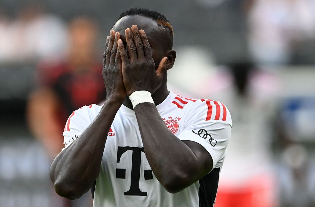 Penyerang Bayern Muenchen Sadio Mane saat laga lawan Eintrach Frankfurt, pada 5 Agustus 2022. Pemain andalan Senegal ini dipastikan absen di Piala Dunia Qatar 2022 setelah harus menjalani operasi akibat cedera di lutut. Kepastian itu disampaikan dua hari sebelum laga pembuka Senegal di Grup A.