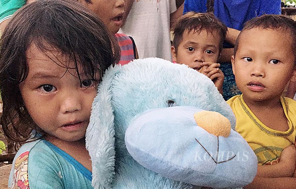 Princess Johaina (4) memegang erat boneka beruang yang baru disalurkan salah satu organisasi kemanusiaan, di lokasi pengungsian di Barangay (kelurahan) Tongkopan, wilayah Pantao Ragat, Filipina selatan, Kamis (6/7) sore. Banyak pengungsi yang kekurangan makanan dan obat-obatan karena masih terbatasnya bantuan yang terdistribusikan ke lokasi pengungsian. Berdasarkan data terakhir, terdapat 400.432 pengungsi yang tersebar di sejumlah tempat akibat konflik Marawi.