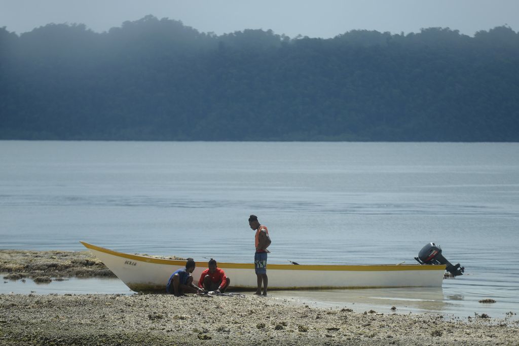 Warga membersihkan ikan tangkapan di pantai Pulau Arborek, Distrik Meosmansar, Raja Ampat, Papua Barat, Jumat (28/5/2021).