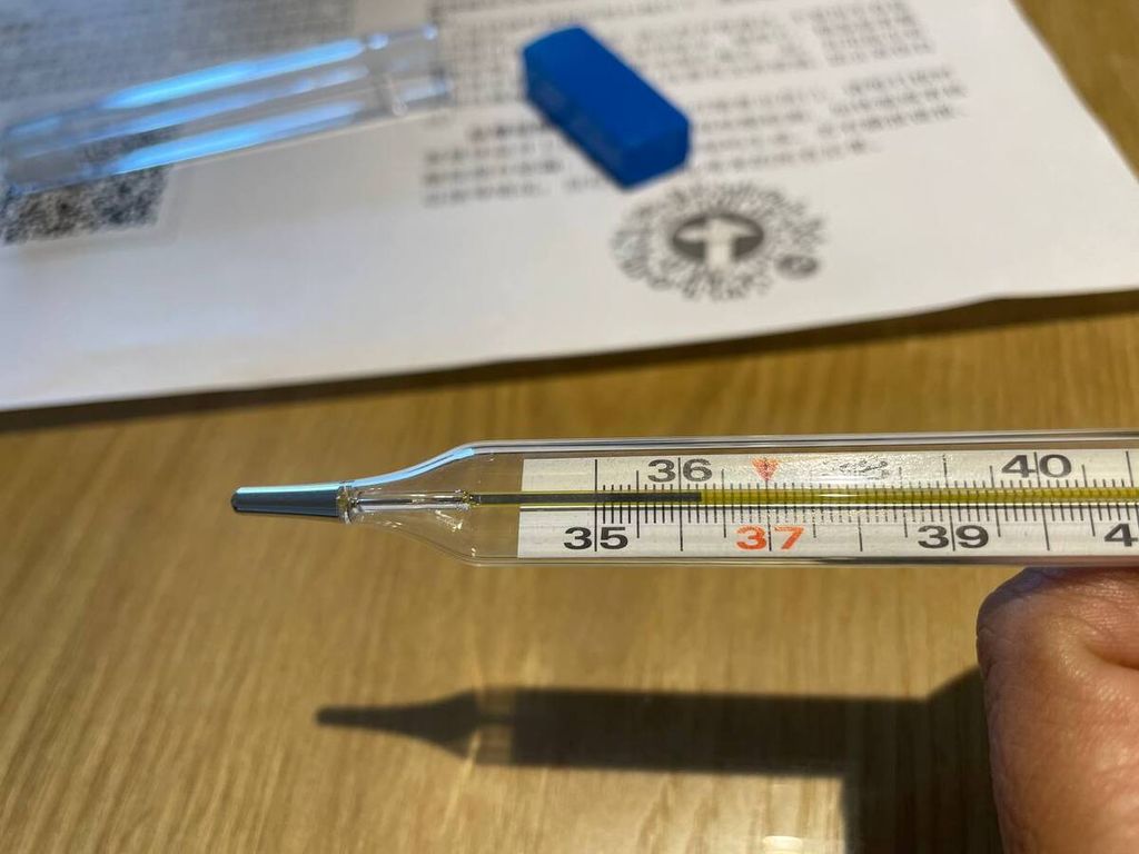 Dalam foto yang tidak disebutkan tanggalnya ini, terlihat peralatan untuk mengecek suhu tubuh bagi warga yang menjalani karantina di sebuah hotel di Fuzhou, Provinsi Fujian, China, Juni 2022.Setiap tamu harus memeriksa suhu tubuhnya sendiri pada pukul 07.00 dan pukul 18.00. Hasilnya kemudian diunggah ke situs Pemerintah China. 